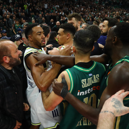 Ένταση στο τέλος του Παναθηναϊκός - Φενέρ: Ο πανηγυρισμός του Μπάλντγουιν εξαγρίωσε τον Λεσόρ (pics)