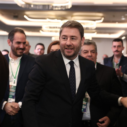 ΠΑΣΟΚ: Στροφή στο σκληρό ροκ για τα σκάνδαλα: Με «φραπέδες» και Φεράρι απαντά για τον ΟΠΕΚΑ