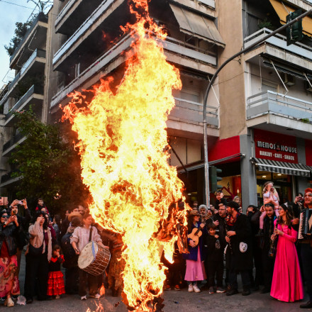Εξάρχεια: Κάτοικοι έκαψαν τον καρνάβαλο - «μετροπόντικα» και μπήκαν στο εργοτάξιο του Μετρό