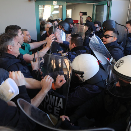 Νίκαια: Ένταση στο Γενικό Κρατικό κατά την επίσκεψη του Άδωνι Γεωργιάδη- Επεισόδια και αποδοκιμασίες