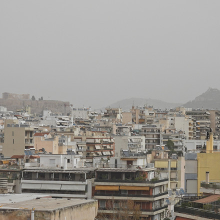 Πώς γίνεται να έχουμε σκόνη και λασποβροχές με βοριάδες; Ο Θοδωρής Κολυδάς εξηγεί το φαινόμενο