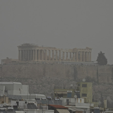 Απίστευτες φωτογραφίες με την αφρικανική σκόνη να «πνίγει» την Αθήνα - Πώς θα προστατευτείτε