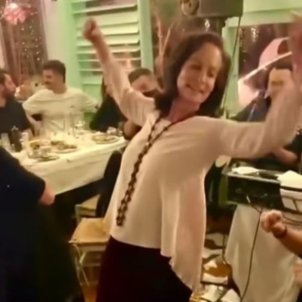 Το έριξε στο ζεϊμπέκικο η Άννα Διαμαντοπούλου: «Στην Κοζάνη διδάσκουμε Απόκριες…»