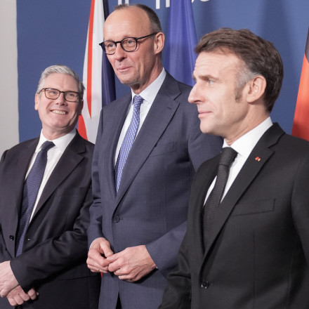 Politico: Μια Ευρώπη που ξοδεύει περισσότερα στην άμυνα και μπορεί να αντισταθεί στις ΗΠΑ