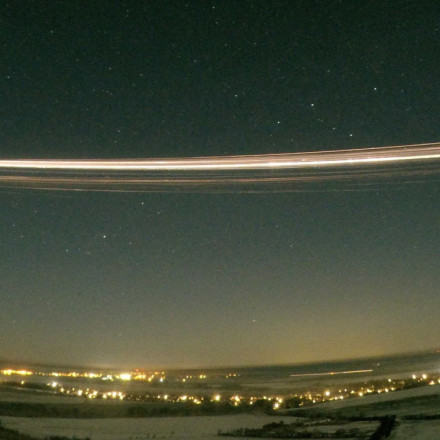 Πρώτη φορά αποδεικνύεται ότι νέφος ρύπανσης συνδέεται με την επανείσοδο πυραύλου στην ατμόσφαιρα