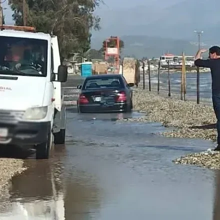 Θάλασσα και φερτά υλικά «έπνιξαν» την παραλία της Νέας Κίου