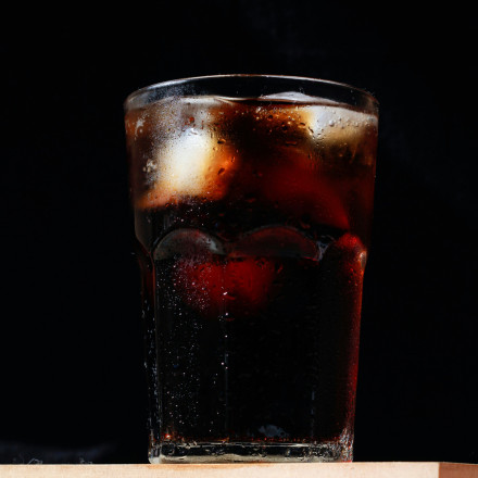 Ζαχαρούχα αναψυκτικά και άγχος: Τι δείχνουν τα νέα στοιχεία για τους εφήβους