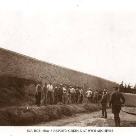 Παρέμβαση Τσίπρα για τις φωτογραφίες των 200 της Καισαριανής: «Να τις αγοράσει το Ίδρυμα της Βουλής»