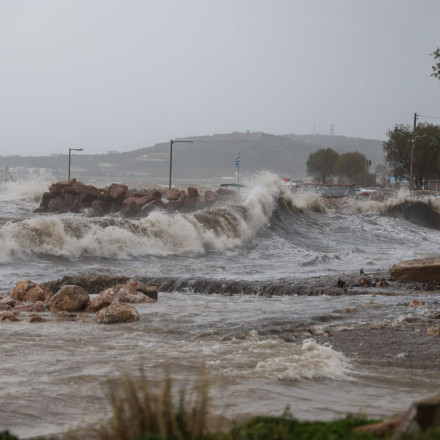 Κατολισθήσεις, πλημμύρες και καταστροφές από την κακοκαιρία που σαρώνει τη χώρα