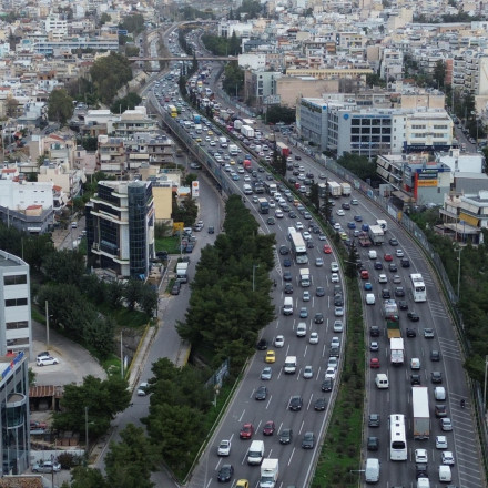 Κίνηση: Μποτιλιάρισμα στους δρόμους της Αττικής - Ανατράπηκε ΙΧ στην Αθηνών-Κορίνθου