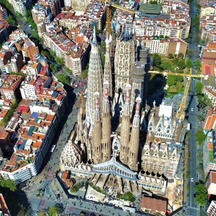 Η Βαρκελώνη είναι επιτέλους πλήρης: Ολοκληρώθηκε ο κεντρικός πύργος της Σαγράδα Φαμίλια