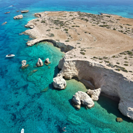 «Μπλόκο» σε ξαπλώστρες και καντίνες σε παραλίες στα Κουφονήσια - Η παρέμβαση Πιερρακάκη