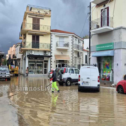 Σάρωσε τη Λήμνο η κακοκαιρία: Μεγάλες καταστροφές στη Μύρινα - Πλημμύρισαν σπίτια και καταστήματα