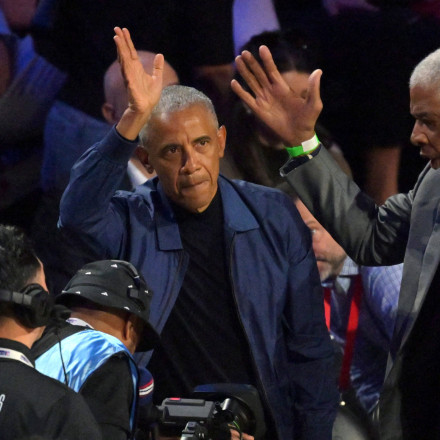 «Στατιστικά το σύμπαν είναι απέραντο, άρα...»: Ο Ομπάμα απαντά για το εάν υπάρχουν εξωγήινοι