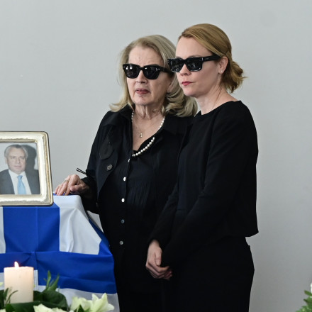 Κηδεία Παπαληγούρα: Συντετριμμένη η κόρη του - Ποιοι έδωσαν το παρών στο τελευταίο «αντίο»