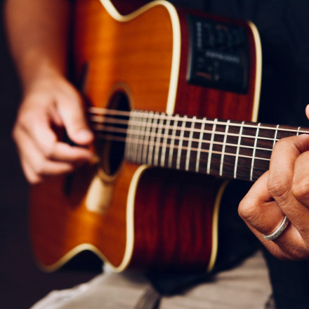 Από τις γέφυρες των πλοίων στα decks: Οι γόνοι εφοπλιστών που διάλεξαν τη σκηνή