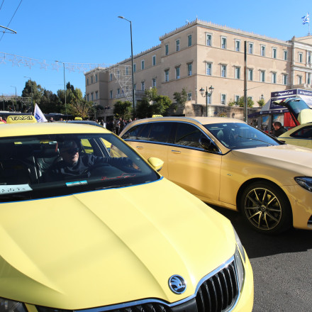 Χειρόφρενο τραβούν ξανά τα ταξί: Τριήμερη απεργία από Τρίτη 17 Φεβρουαρίου