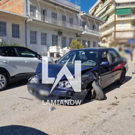 Λαμία: Ηλικιωμένος οδηγός 85 ετών έχασε τον έλεγχο του οχήματος κι έπεσε πάνω σε τέσσερα ΙΧ