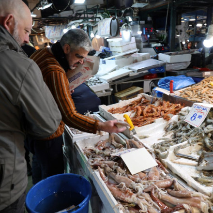 Εικόνες και βίντεο από την παραδοσιακή ολονυχτία στη Βαρβάκειο για τα ψώνια της Καθαράς Δευτέρας