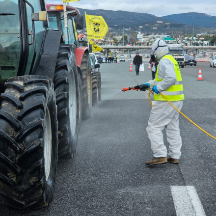 Αγρότες: Απολύμανση στα τρακτέρ πριν μπουν στην Αθήνα: Τα ψεκάζουν για την ευλογιά - Δείτε βίντεο