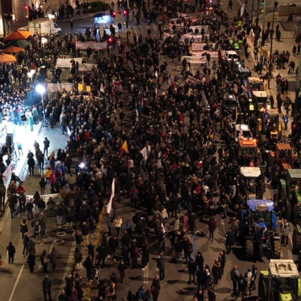 Τα τρακτέρ μπροστά στη Βουλή όλη τη νύχτα - «Θα συνεχίσουμε τον αγώνα μέχρι τέλος» λένε οι αγρότες