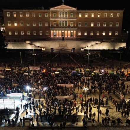 Νύχτα με τρακτέρ στο Σύνταγμα: «Τα μπλόκα θα ξαναστηθούν αν δεν δικαιωθούμε»