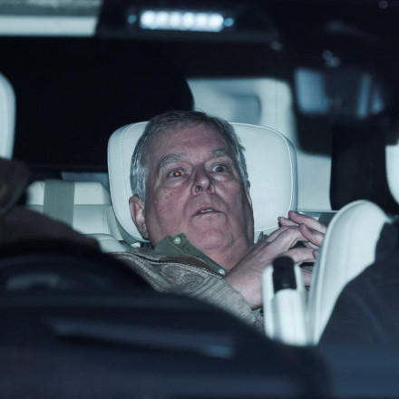 «Τέλειωσε η εποχή της αγάπης»: Σε κρίση η βρετανική μοναρχία μετά τη σύλληψη του Άντριου