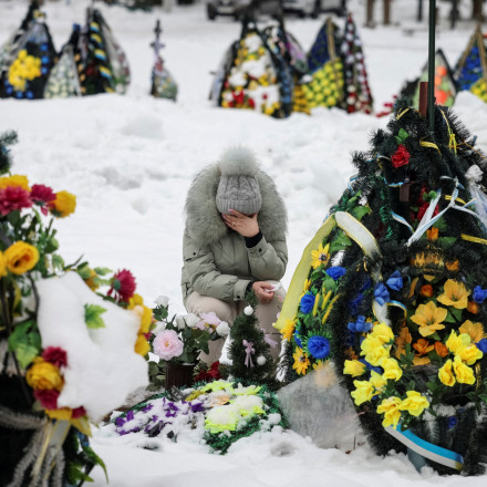 Η Ουκρανία τιμά τους νεκρούς της - Τουλάχιστον 200.000 Ρώσοι στρατιώτες σκοτώθηκαν στον πόλεμο