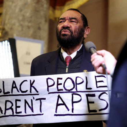 «Οι μαύροι δεν είναι πίθηκοι»: Απέβαλαν από το Κογκρέσο βουλευτή λόγω πλακάτ που σήκωσε
