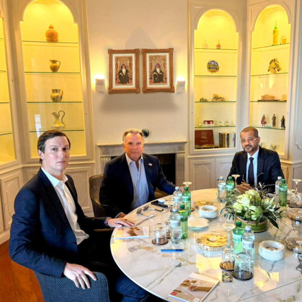 Πώς ο Τραμπ αποφάσισε να χτυπήσει το Ιράν - Ο άγνωστος καυγάς Αραγτσί με Γουίτκοφ και Κούσνερ