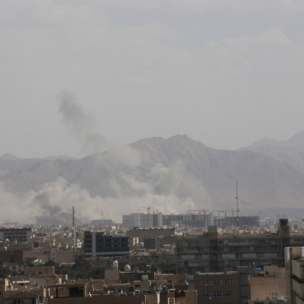 «Βράζει» η Μέση Ανατολή: ΗΠΑ και Ισραήλ βομβαρδίζουν το Ιράν - Η Τεχεράνη απαντά με πυραύλους