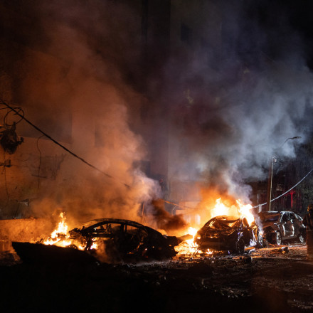 Η Μέση Ανατολή φλέγεται: Μπαράζ επιθέσεων του Ιράν σε Ισραήλ και χώρες του Κόλπου