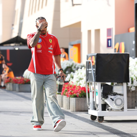 Formula 1 2026 Grand Prix Ιαπωνίας: Ο Χάμιλτον σε σκηνές από Τόκιο drift με μία F40