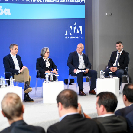 Μητσοτάκης στο προσυνέδριο της ΝΔ στην Αλεξανδρούπολη: «Καλύτερη σήμερα η Ελλάδα από ό,τι το 2019»