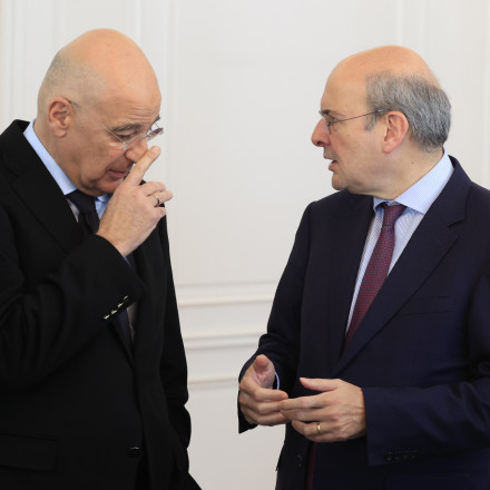 Το Zoom από την Ουάσιγκτον, τα εύσημα στον Παπασταύρου και η «δικαίωση» Δένδια