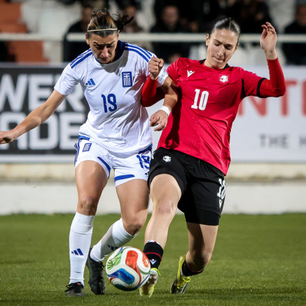 «Γαλανόλευκη» κυριαρχία και ιδανική πρεμιέρα για την Εθνική Γυναικών στα προκριματικά του Μουντιάλ