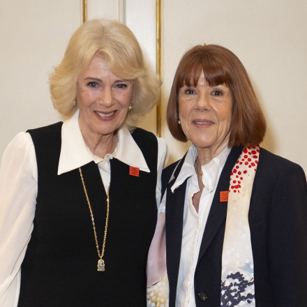 Τη Ζιζέλ Πελικό υποδέχτηκε στα Ανάκτορα η βασίλισσα Καμίλα - «Διάβασα το βιβλίο και σοκαρίστηκα»