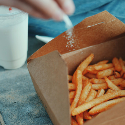 Αν βάζεις πολύ αλάτι στο φαγητό κινδυνεύεις με κατάθλιψη, λέει μελέτη