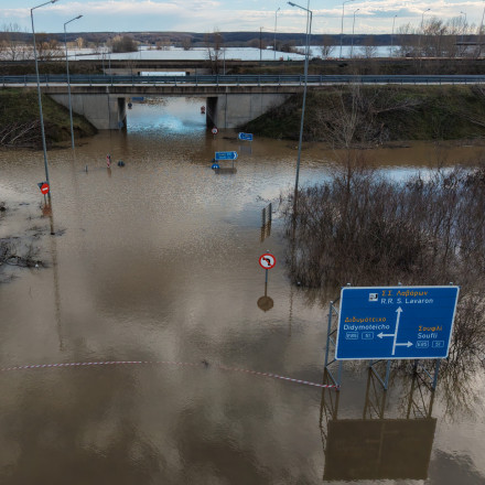 Σε «κόκκινο» συναγερμό παραμένει ο Έβρος: Έσπασε ανάχωμα, μεγάλη καταστροφή στα Λάβαρα