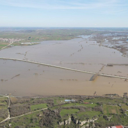 Έβρος: 150 χιλιάδες στρέμματα κάτω από τα νερά – Στις αυλές των σπιτιών τα νερά