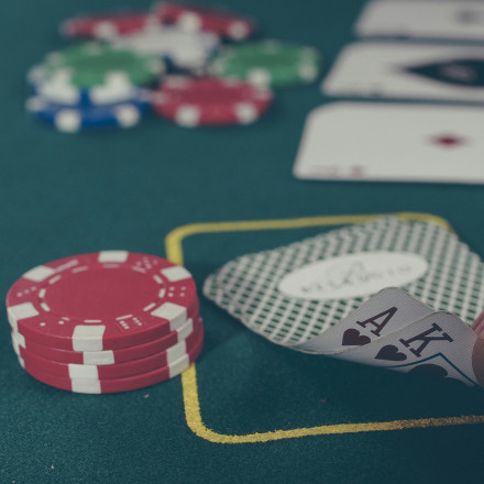 «Φρένο» στο ξέπλυμα και το κοινωνικό στίγμα: Η πρόταση που έπεσε στο τραπέζι για τα τυχερά παίγνια