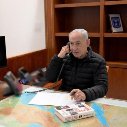 Νετανιάχου και Τραμπ τα είπαν τηλεφωνικά - Συμβολισμοί με χάρτη της Μέσης Ανατολής και ένα... βιβλίο