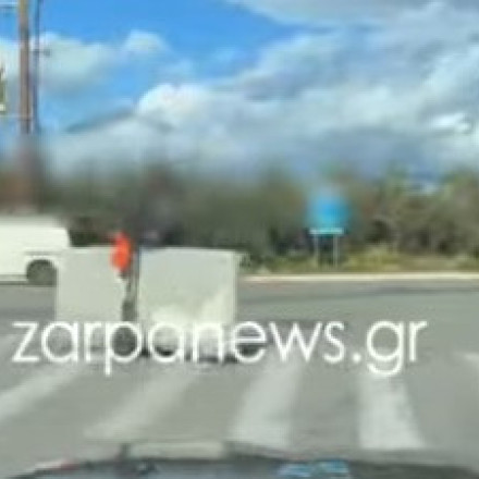 Κι όμως συνέβη: Φόρτωσε στρώμα πάνω σε πατίνι σε κεντρικό δρόμο στα Χανιά