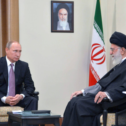 Politico: Γιατί η εξόντωση Χαμενεΐ ήταν «γροθιά» για τον Πούτιν - Πώς θα αντιδράσει η Ρωσία