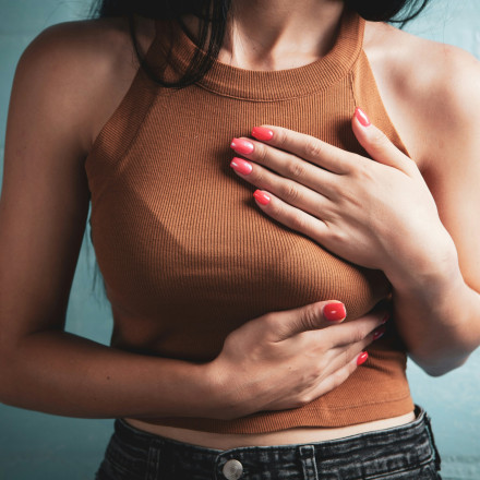 Οι γυναίκες πονάνε περισσότερο από τους άντρες και τώρα ξέρουμε γιατί