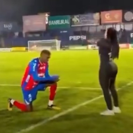 Η... ανατροπή του αιώνα: Της έκανε πρόταση γάμου στο γήπεδο και χώρισαν τρεις μέρες μετά