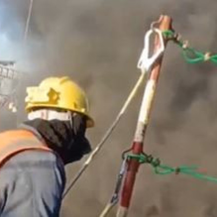 Ισραήλ: Η στιγμή που εργάτες σε σκαλωσιά τραντάζονται από πύραυλο που χτύπησε διπλανή πολυκατοικία