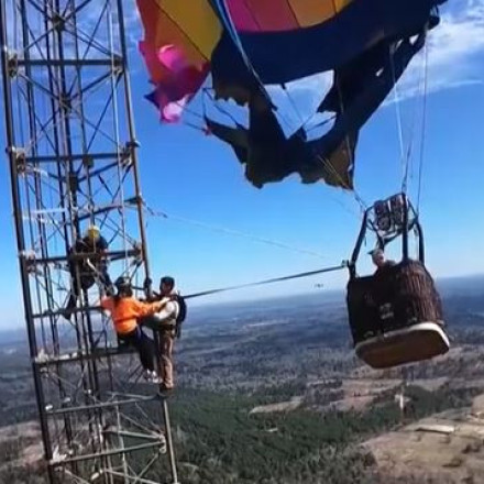 Επεισοδιακή διάσωση δυο ατόμων από αερόστατο που μπλέχτηκε σε πύργο επικοινωνιών στο Τέξας