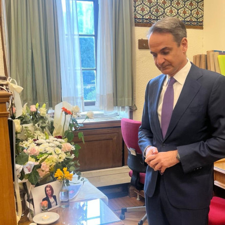Βουλή: Ο Μητσοτάκης άφησε λουλούδι στο γραφείο της Αντιγόνης Πανέλλη