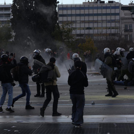 Νέα επεισόδια στο Σύνταγμα και ένταση στη Θεσσαλονίκη για τα Τέμπη: Άνοιξαν σταθμοί του Μετρό